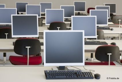 Darstellung eines typischen EDV-Raumes mit 15 Arbeitsplätzen jeweils bestehend aus einem Monitor, einer Tastatur und einer Maus.